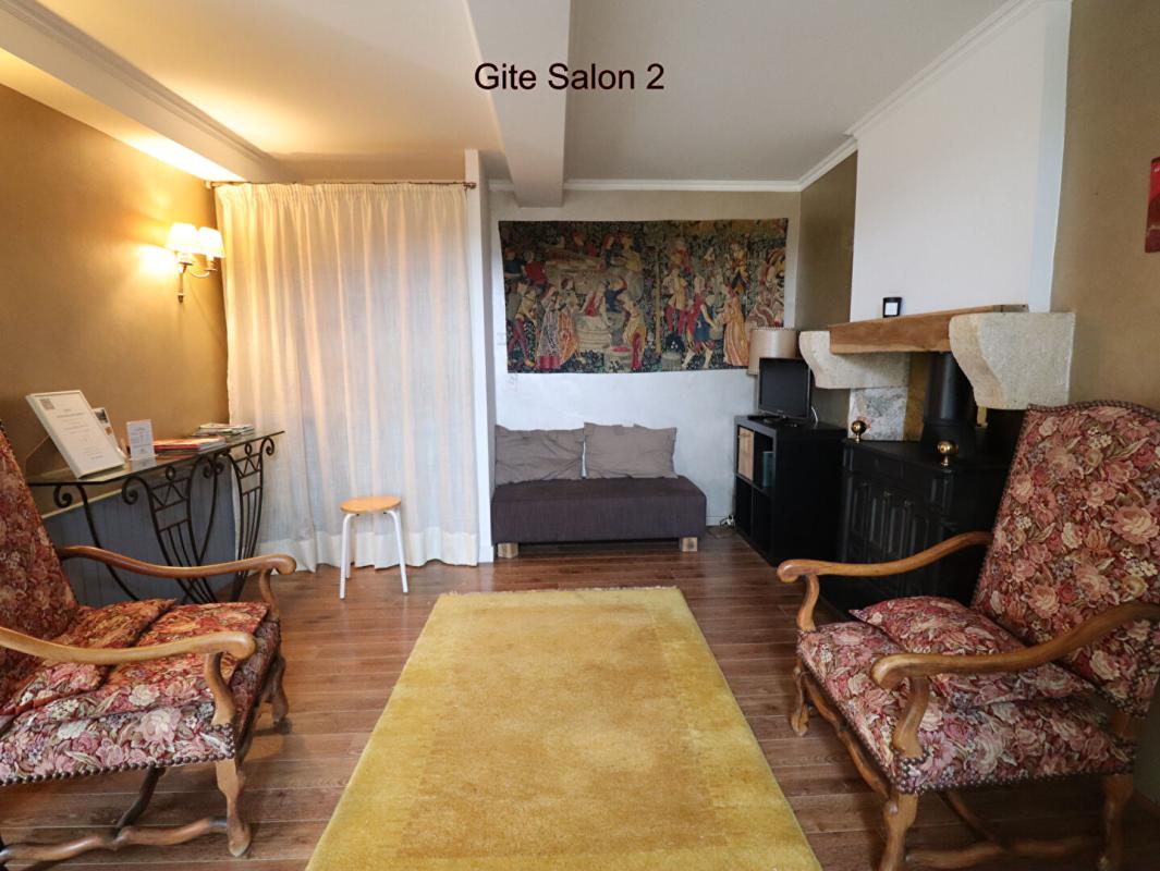 SAINT-JEAN-LA-VETRE Ensemble Gîte grande capacité avec espace détente et maison d'habitation avec terrain de 6000m2 environ 16