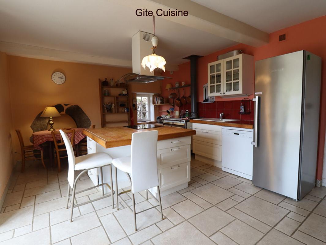 SAINT-JEAN-LA-VETRE Ensemble Gîte grande capacité avec espace détente et maison d'habitation avec terrain de 6000m2 environ 18