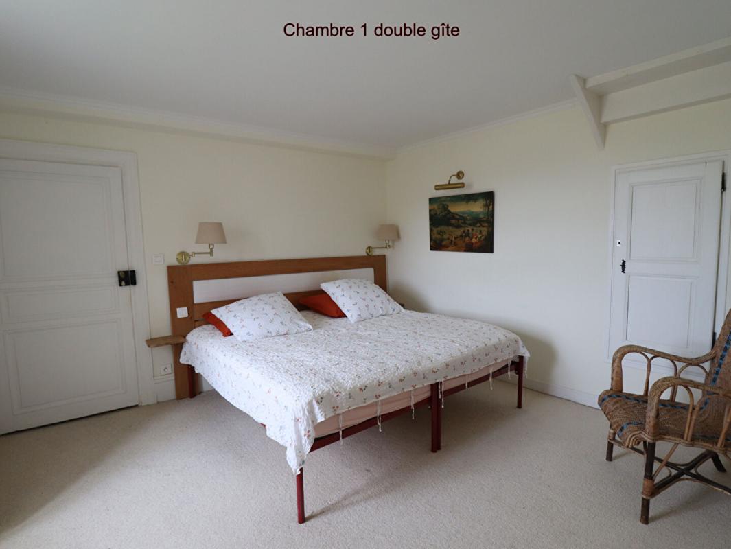 SAINT-JEAN-LA-VETRE Ensemble Gîte grande capacité avec espace détente et maison d'habitation avec terrain de 6000m2 environ 8