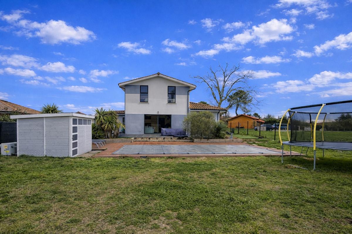 SALLES EXCLUSIVITE Maison Salles bourg 8 pièces 174 m2 garage piscine 3