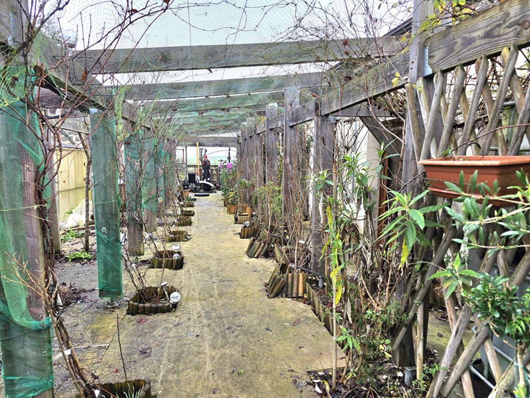 SAINTE-SCOLASSE-SUR-SARTHE Longère Ste Scolasse Sur Sarthe 3 chambres 184 m2 dépendances, 20 boxes 2