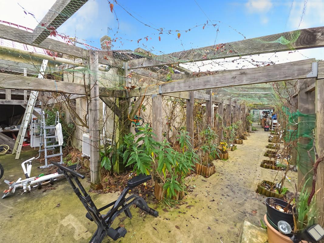 SAINTE-SCOLASSE-SUR-SARTHE Longère Ste Scolasse Sur Sarthe 3 chambres 184 m2 dépendances, 20 boxes 8