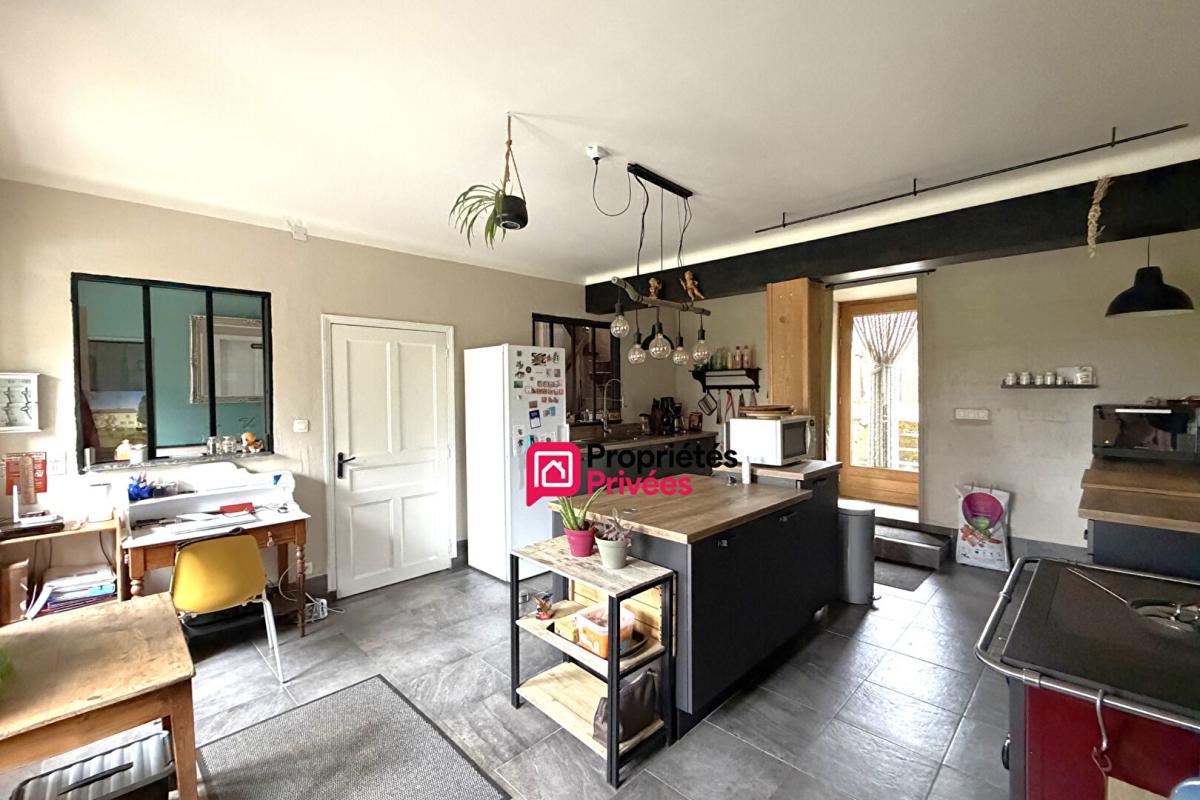 SAINT-PRIEST-DES-CHAMPS Maison T6 avec dépendances à vendre Saint Priest Des Champs de 200 m2 5