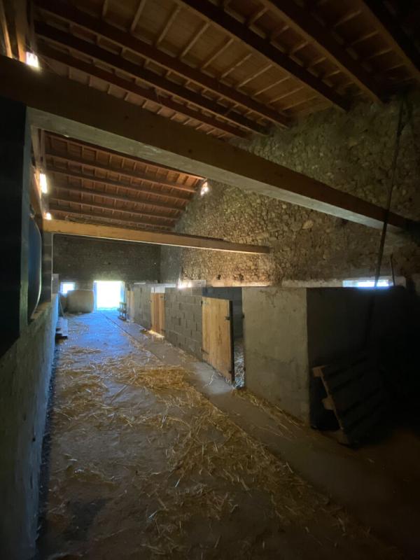 COURPIERE Corps de ferme 6 pièce(s) 350 m2 environ + terrain 27ha avec sources + dépendances 18