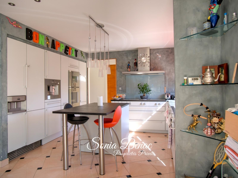 LEGUEVIN LEGUEVIN - Maison 6 pièces de 238 m2 - Dépendance de 180 m2 terrain de 6800 m2 13