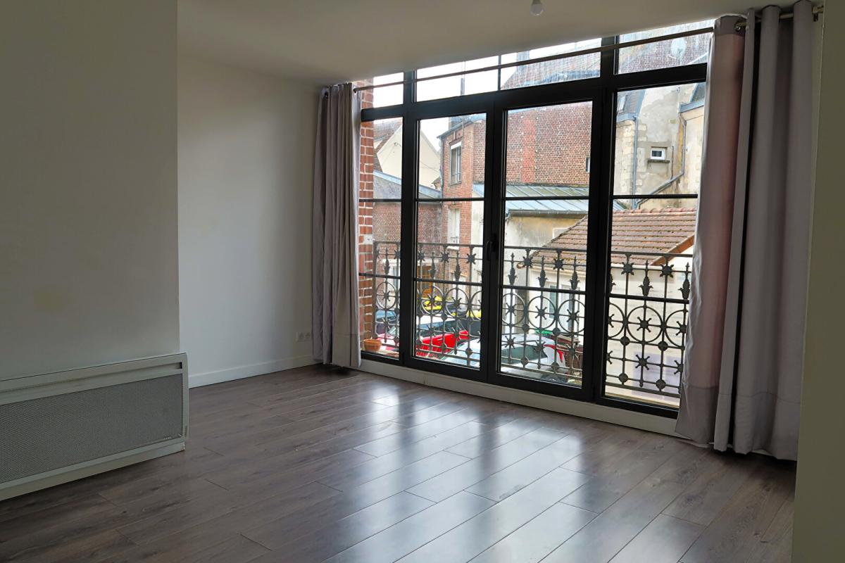 MARINES MARINES MEME. DANS UN TRES BEAU BATIMENT : MAISON DE VILLE 11