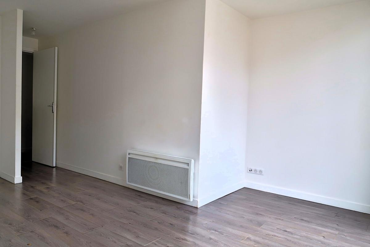 MARINES MARINES MEME. DANS UN TRES BEAU BATIMENT : MAISON DE VILLE 12