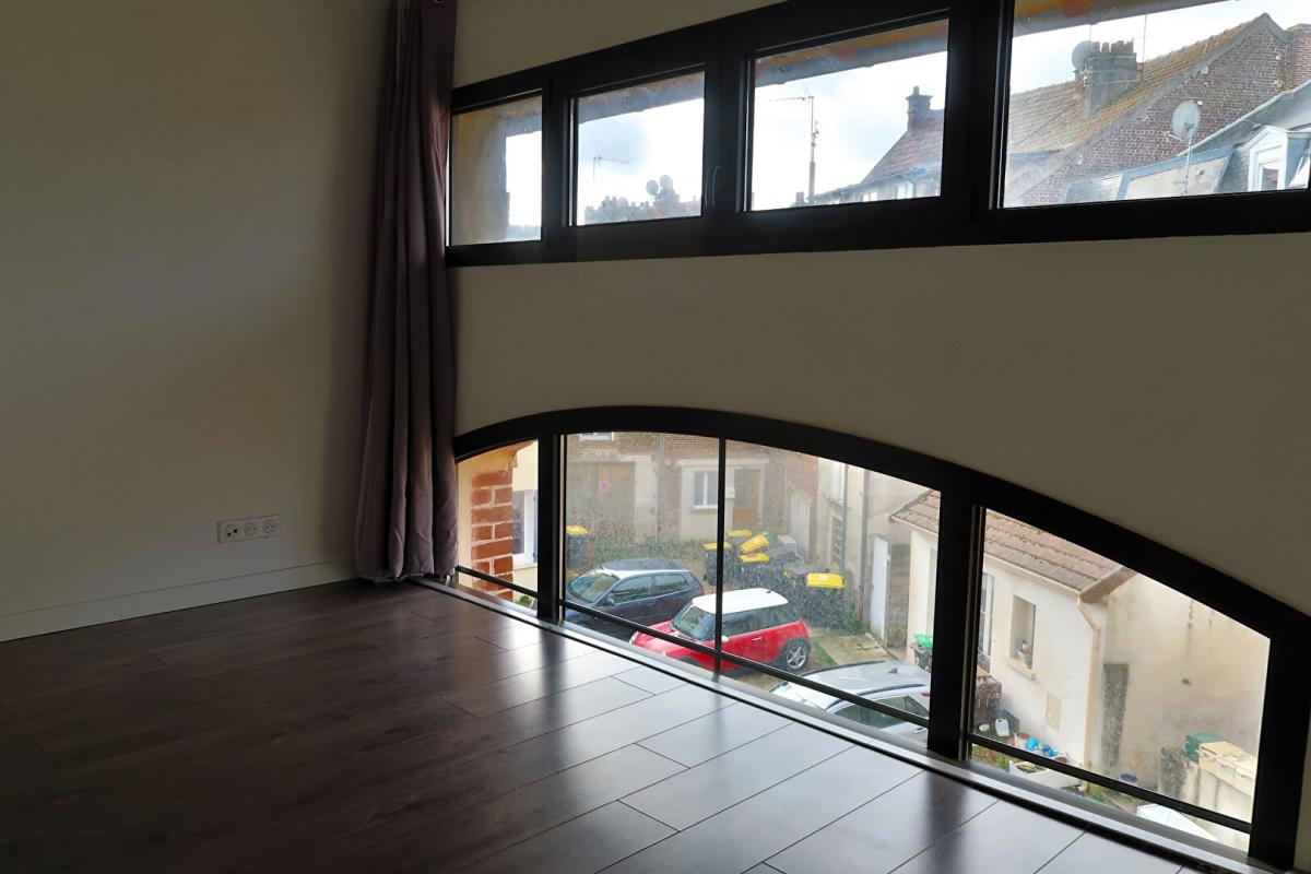 MARINES MARINES MEME. DANS UN TRES BEAU BATIMENT : MAISON DE VILLE 18