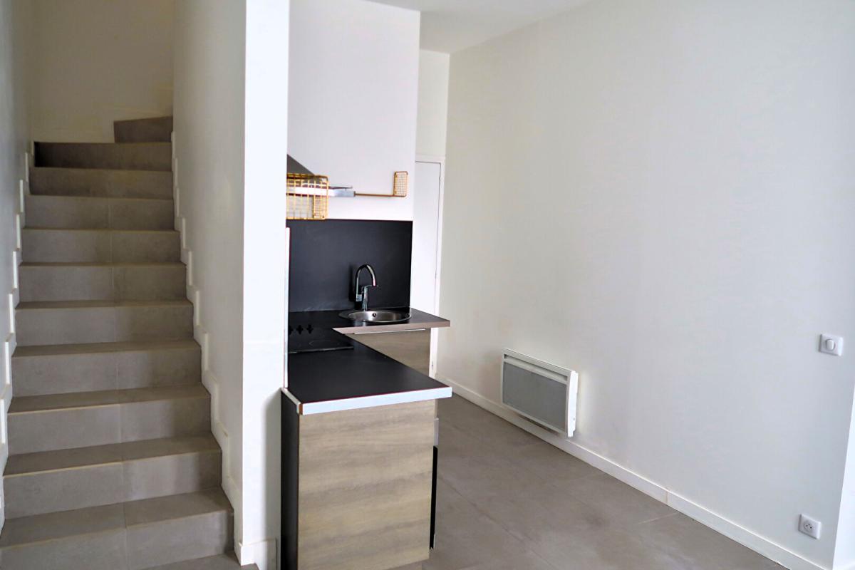 MARINES MARINES MEME. DANS UN TRES BEAU BATIMENT : MAISON DE VILLE 3