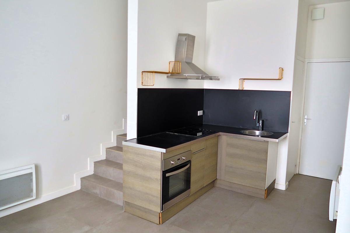 MARINES MARINES MEME. DANS UN TRES BEAU BATIMENT : MAISON DE VILLE 4