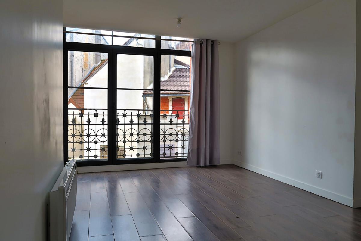 MARINES MARINES MEME. DANS UN TRES BEAU BATIMENT : MAISON DE VILLE 6