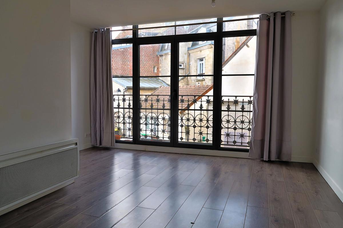 MARINES MARINES MEME. DANS UN TRES BEAU BATIMENT : MAISON DE VILLE 7