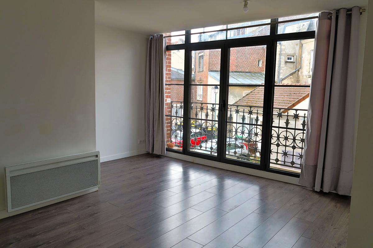 MARINES MARINES MEME. DANS UN TRES BEAU BATIMENT : MAISON DE VILLE 8