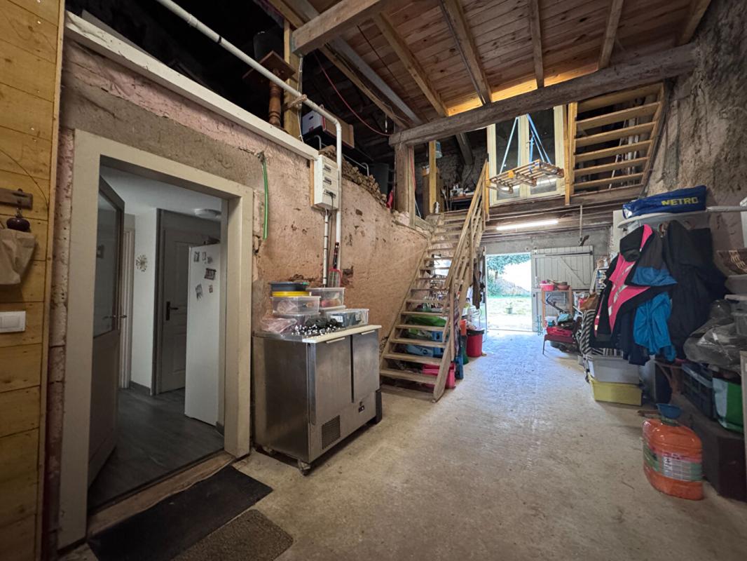 VAUBEXY Maison de caractère en parfait état avec grange attenante, terrasse et jardin 14