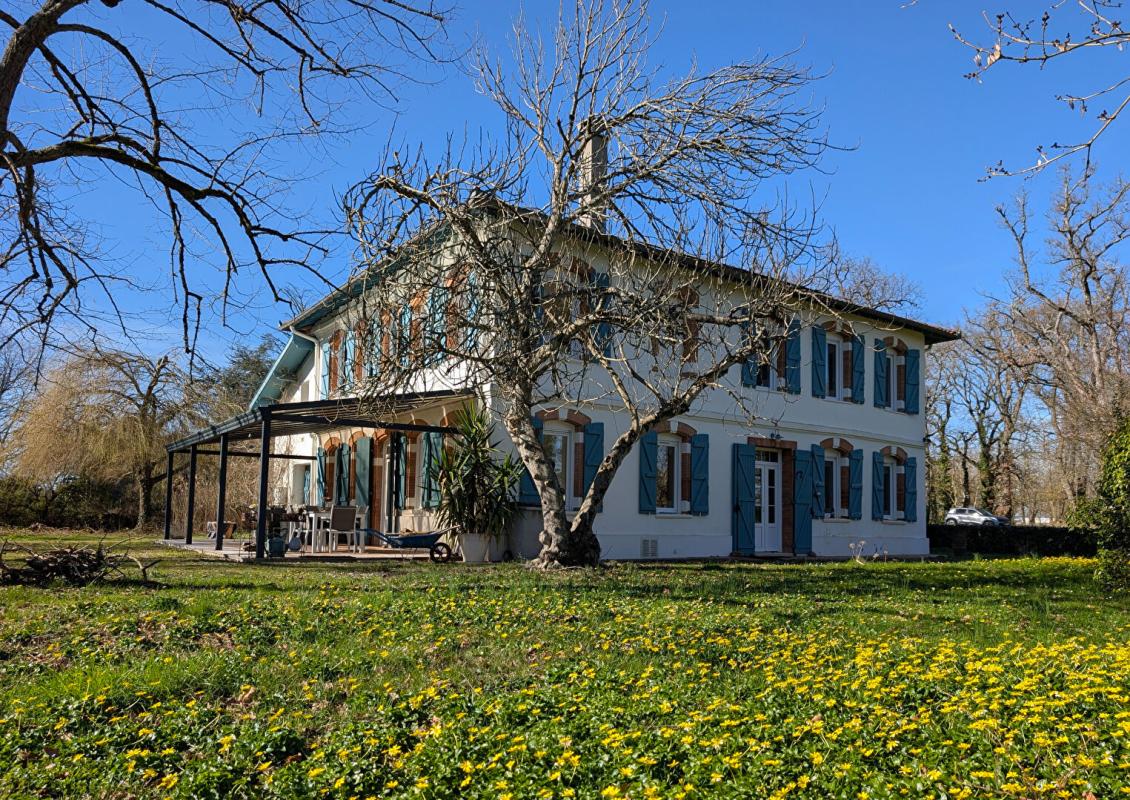 POUCHARRAMET Demeure du 18ème de 289 m² avec piscine et dépendances sur terrain de 3 hectares 14