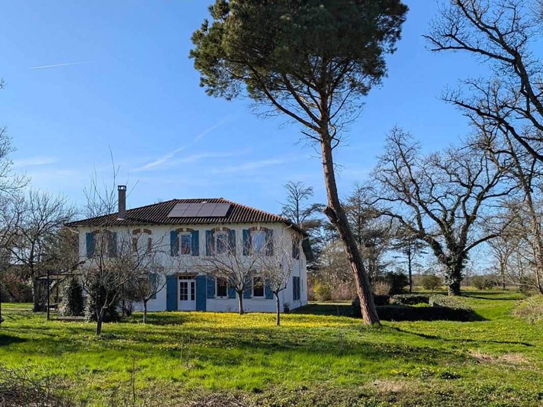 POUCHARRAMET Demeure du 18ème de 289 m² avec piscine et dépendances sur terrain de 3 hectares 15