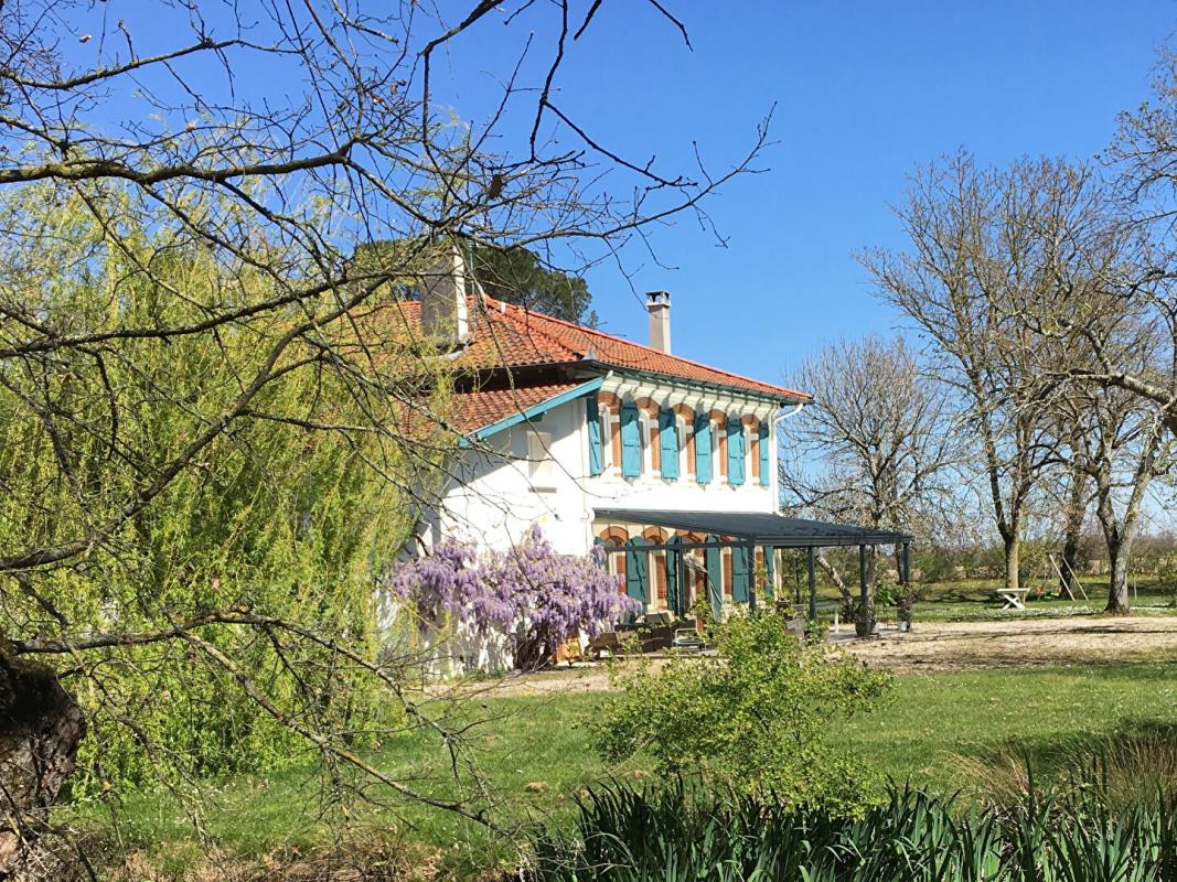 POUCHARRAMET Demeure du 18ème de 289 m² avec piscine et dépendances sur terrain de 3 hectares 18