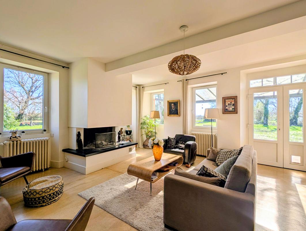 POUCHARRAMET Demeure du 18ème de 289 m² avec piscine et dépendances sur terrain de 3 hectares 2