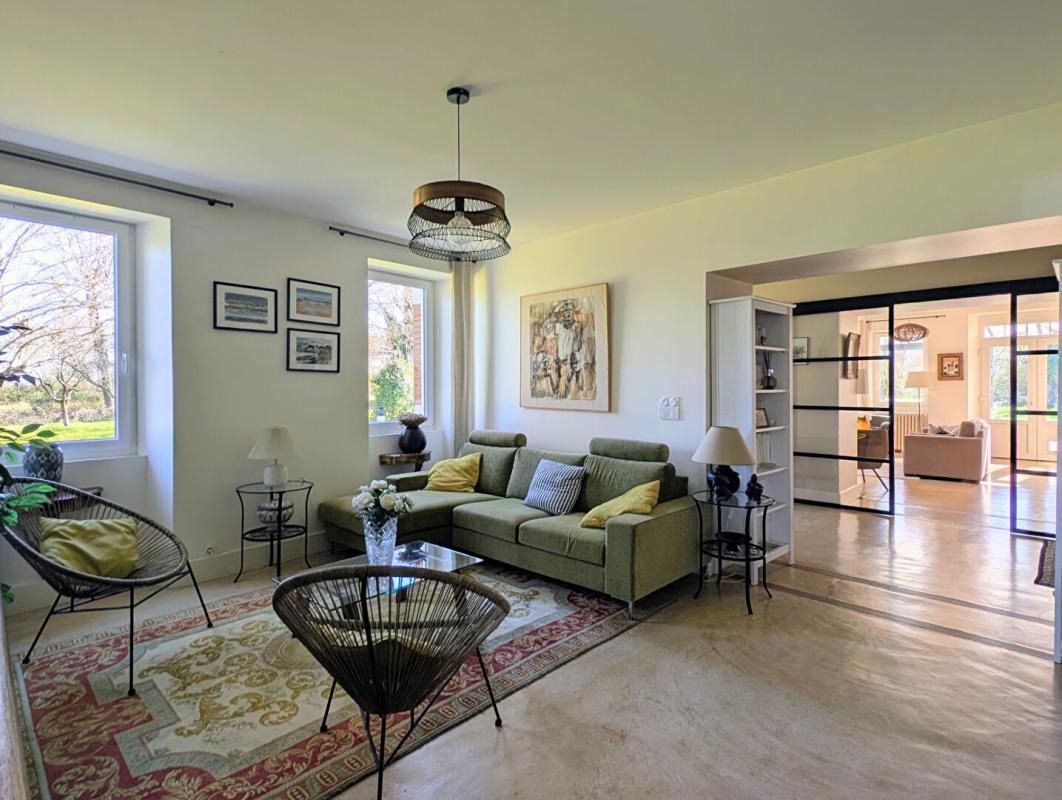 POUCHARRAMET Demeure du 18ème de 289 m² avec piscine et dépendances sur terrain de 3 hectares 6