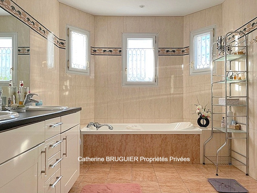 SAINT-SAUVEUR-D'AUNIS Villa lumineuse de plain pied 151 m2, 4 chambres, jardin piscine 12