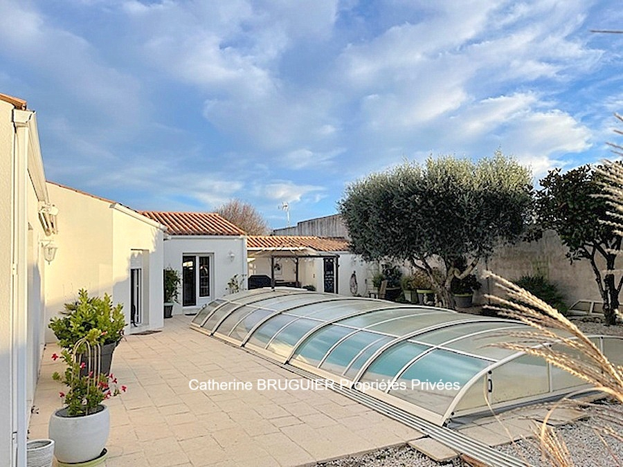 SAINT-SAUVEUR-D'AUNIS Villa lumineuse de plain pied 151 m2, 4 chambres, jardin piscine 14