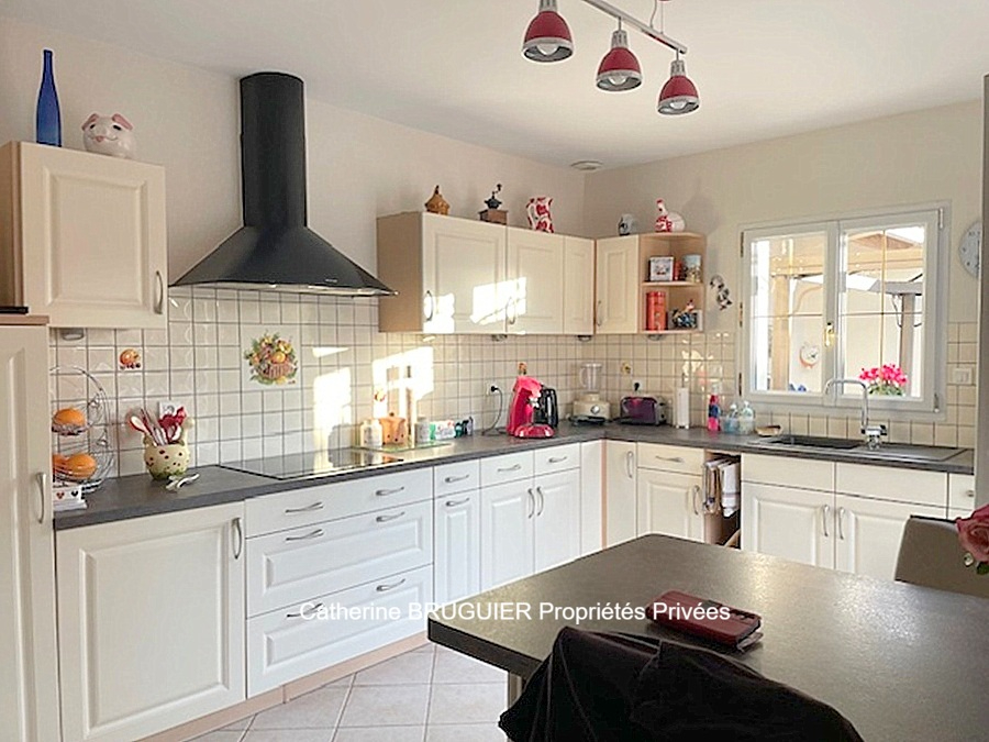 SAINT-SAUVEUR-D'AUNIS Villa lumineuse de plain pied 151 m2, 4 chambres, jardin piscine 2