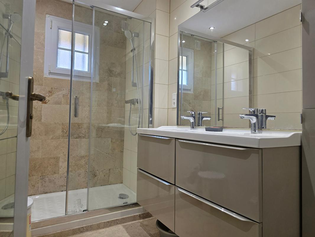 SIX-FOURS-LES-PLAGES Maison  6 pièce(s) 130 m2 PLAIN PIED 6