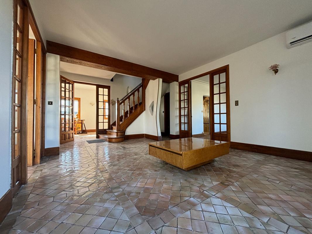 POILLY-LEZ-GIEN Superbe maison rénovée en pierre de taille à Poilly-lez-Gien  8 pièces, 5 chambres 4