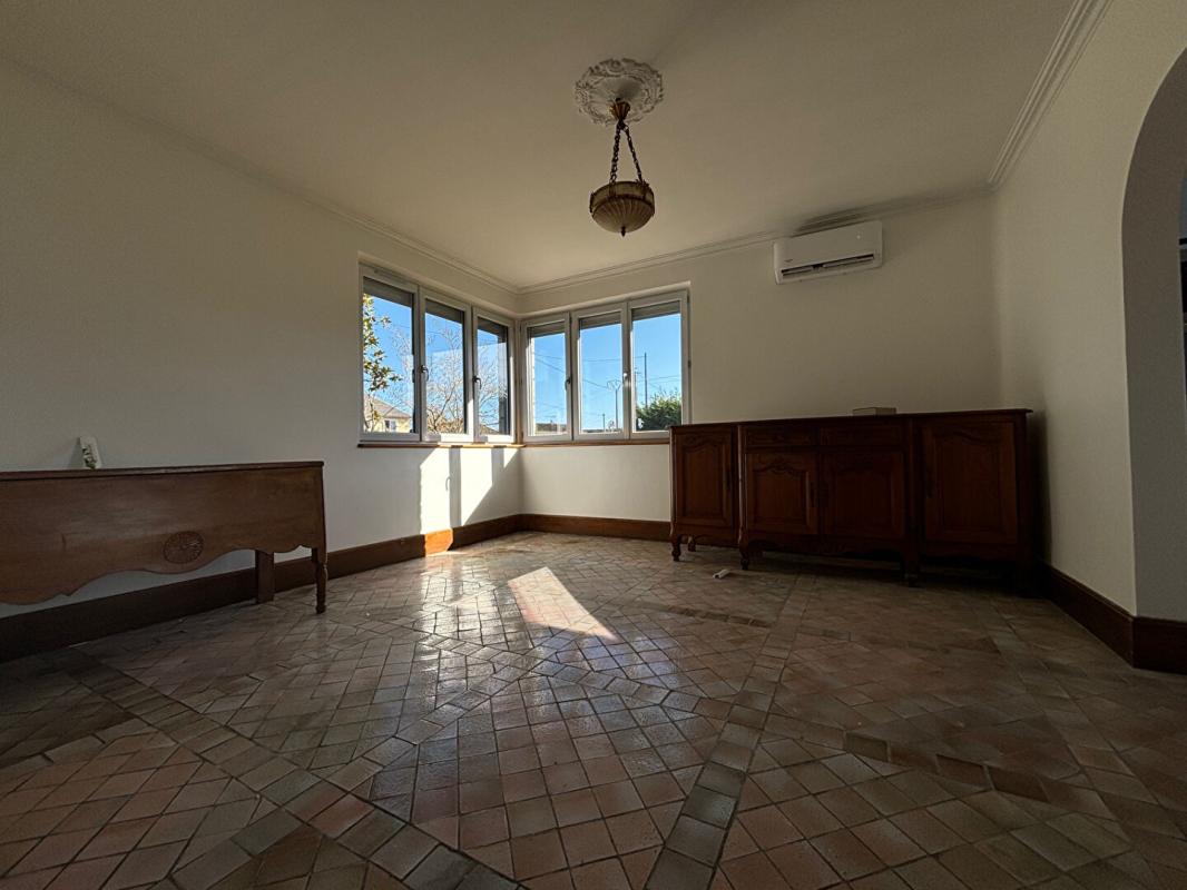 POILLY-LEZ-GIEN Superbe maison rénovée en pierre de taille à Poilly-lez-Gien  8 pièces, 5 chambres 5