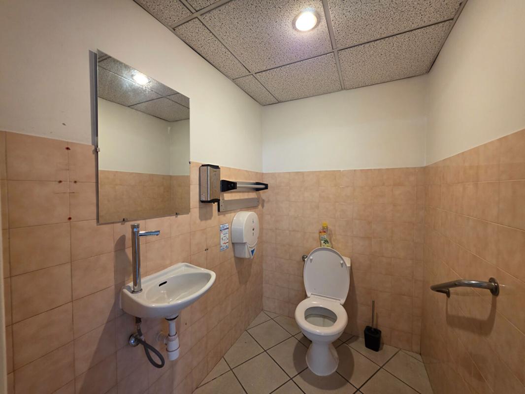 MANOSQUE EXCLUSIVITE , MANOSQUE, LOCAL COMMERCIAL de 144 m² en RDC de l'immeuble du MANUESCA 12