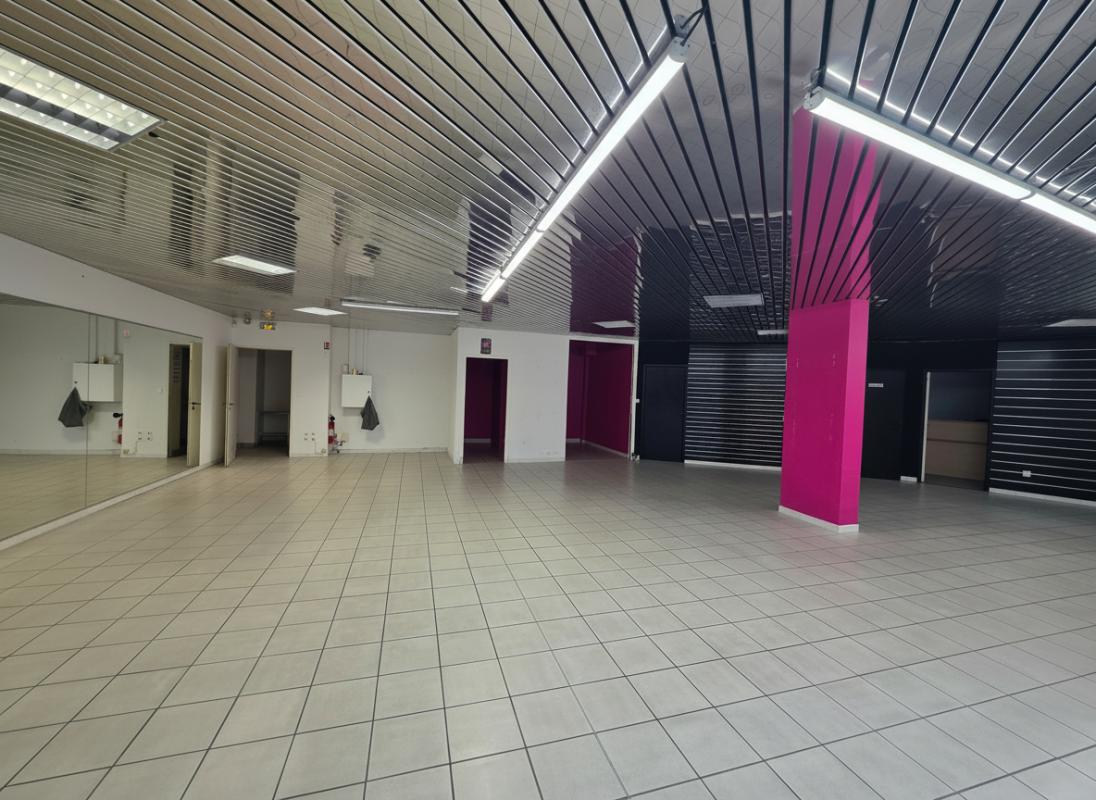 MANOSQUE EXCLUSIVITE , MANOSQUE, LOCAL COMMERCIAL de 144 m² en RDC de l'immeuble du MANUESCA 14