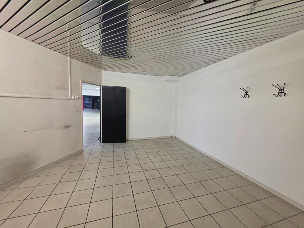 MANOSQUE EXCLUSIVITE , MANOSQUE, LOCAL COMMERCIAL de 144 m² en RDC de l'immeuble du MANUESCA 6