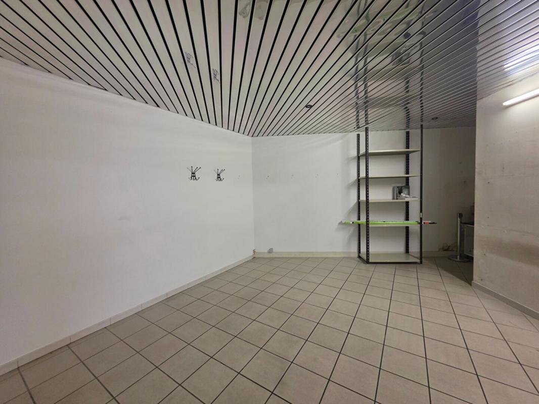 MANOSQUE EXCLUSIVITE , MANOSQUE, LOCAL COMMERCIAL de 144 m² en RDC de l'immeuble du MANUESCA 9