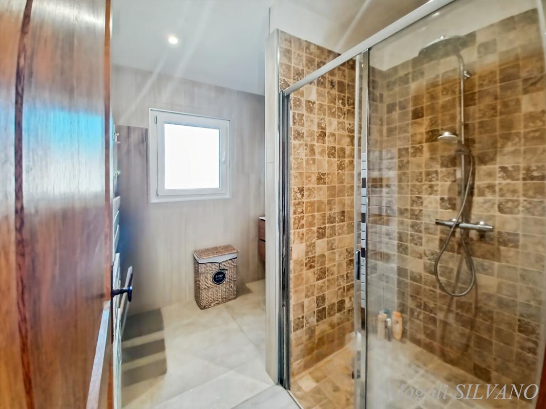 SPERACEDES Villa F5  de standing (2013) À pied du village de Spéracèdes 12