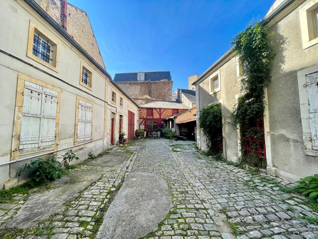 NEVERS Grand appartement de caractère de 173 m² en plein centre de Nevers - Garage - Dépendance - 4 chambres 7