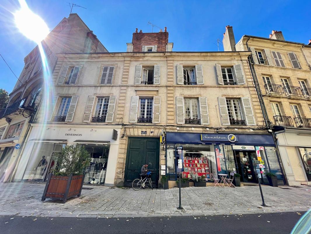 NEVERS Grand appartement de caractère de 173 m² en plein centre de Nevers - Garage - Dépendance - 4 chambres 8