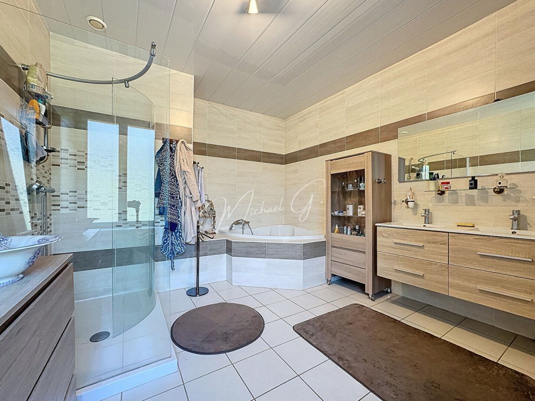 VAUBEXY Grande Maison Familiale avec Dépendances et terrain de 1,40 ha 11