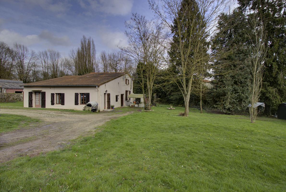 LA CHAPELLE-BATON Maison La Chapelle Baton 6 pièce(s) 135 m2 1