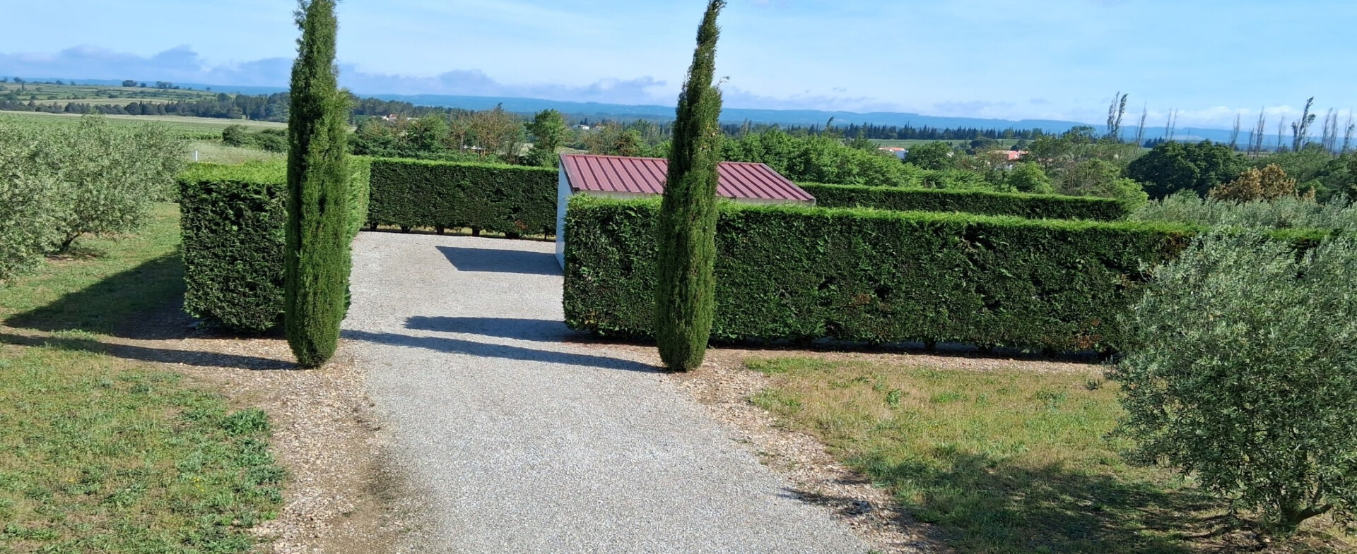 PEZENS Superbe terrain de loisir avec Hangar 1