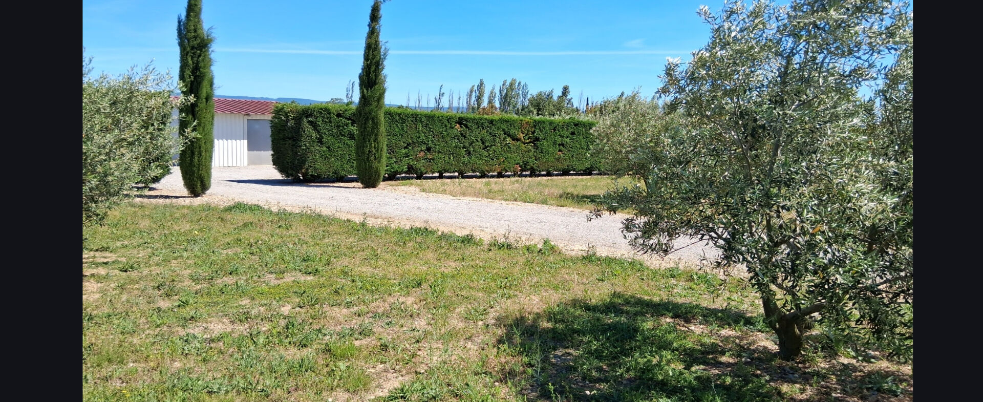 PEZENS Superbe terrain de loisir avec Hangar 2