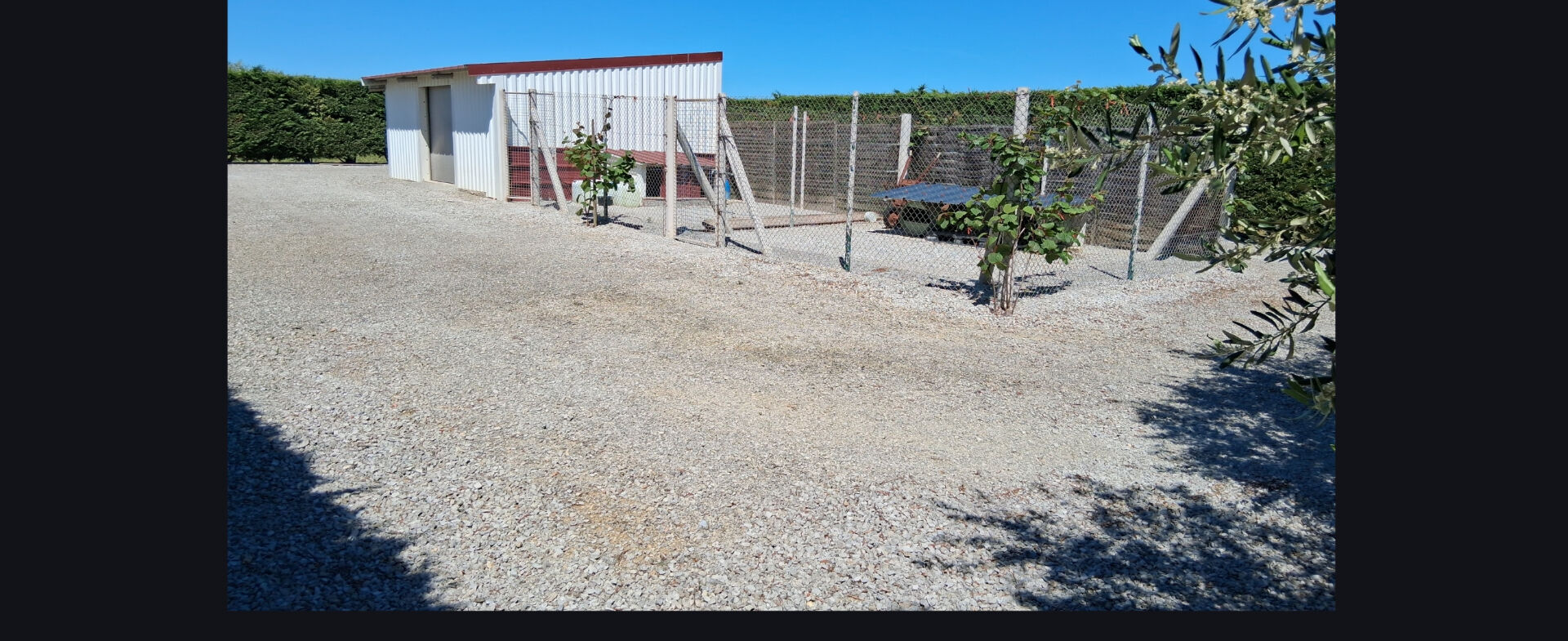 PEZENS Superbe terrain de loisir avec Hangar 5