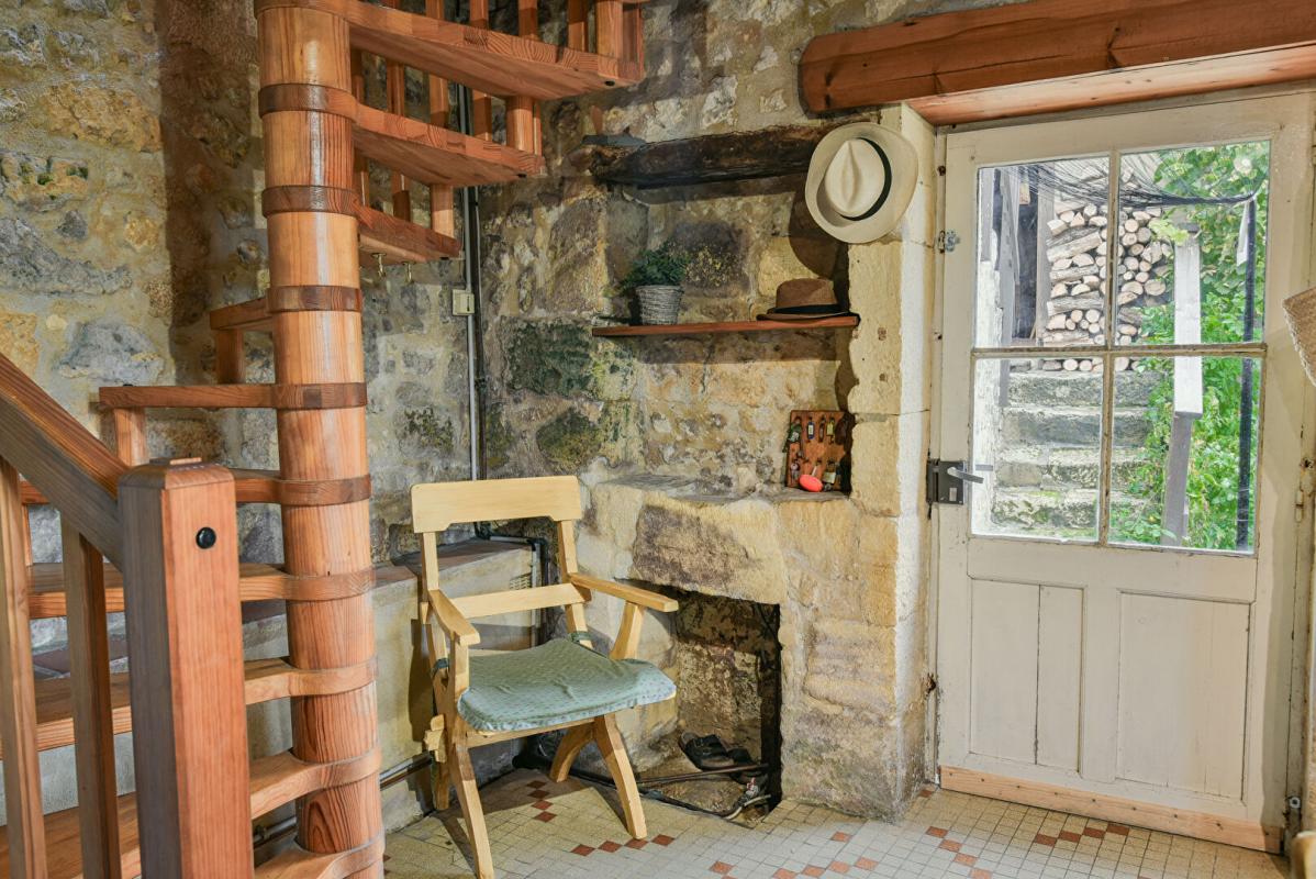 COUZE-ET-SAINT-FRONT 24150- Jolie, petite maison de village, atypique 9