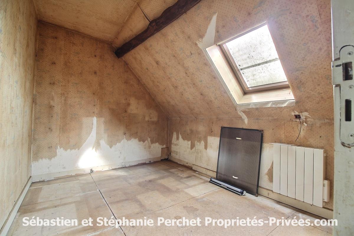 VILLAMBLAIN Maison à rénover 3 chambres sur 582 m2 de terrain 9