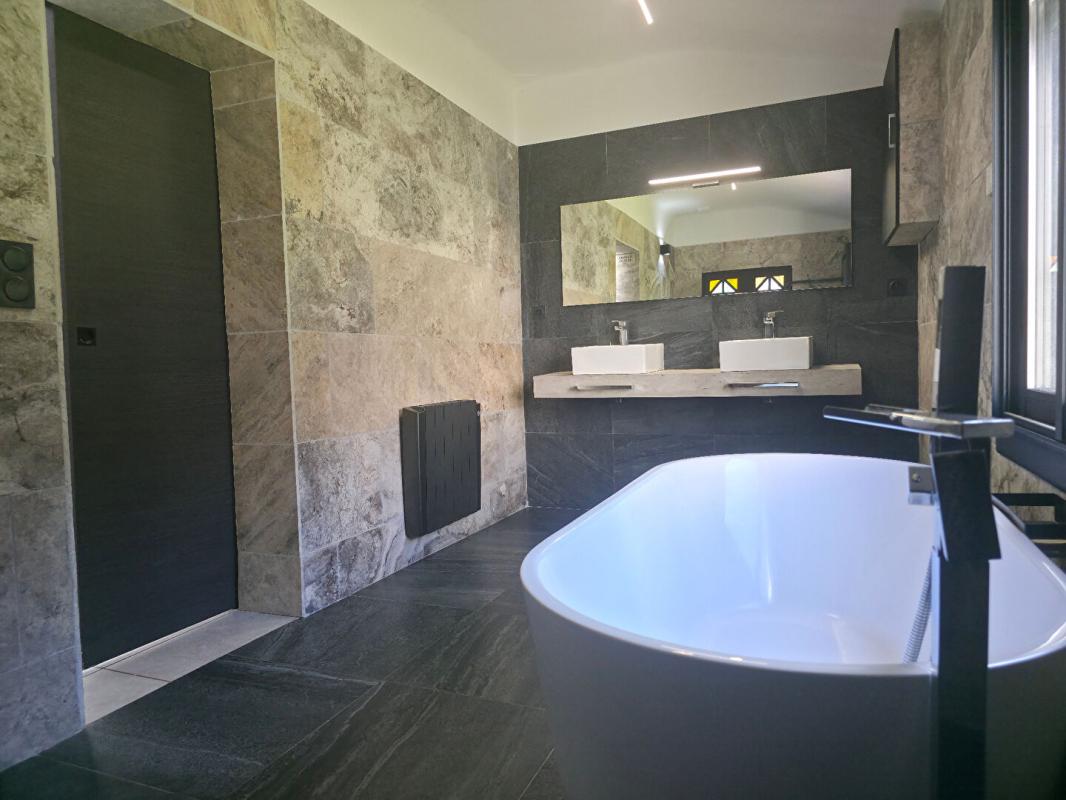 TOULON Maison rénovée 2024 ? 82 m² ? Traversante ? Jardin ? Stationnement 4 véhicules 5