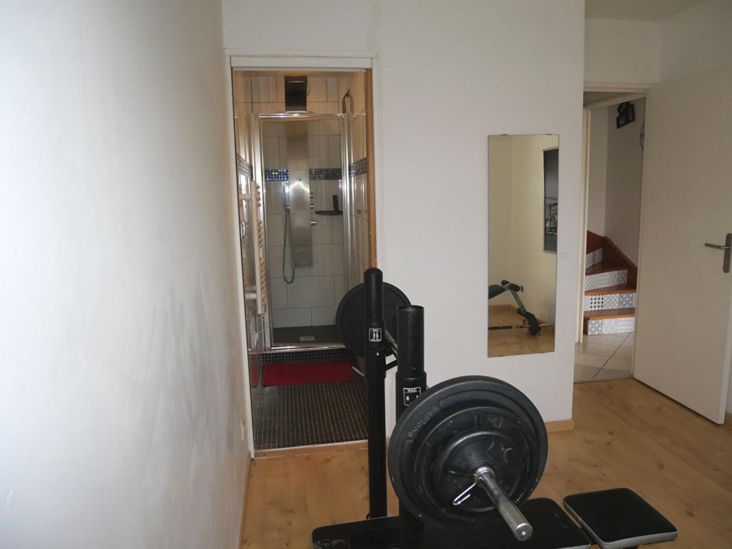 MEYZIEU T4 DUPLEX TERRASSE ET PARKING PRIVATIF 8