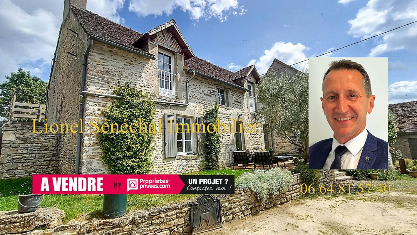 ALENCON Demeure de prestige rénovée et peu énergivore de 240 m2 habitables avec sa piscine chauffée et ses superbes dépendances sur une une parcelle de plus de 3 500 m2 à proximité des Alpes Mancelles 1