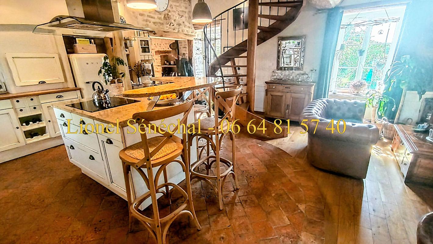 ALENCON Demeure de prestige rénovée et peu énergivore de 240 m2 habitables avec sa piscine chauffée et ses superbes dépendances sur une une parcelle de plus de 3 500 m2 à proximité des Alpes Mancelles 10