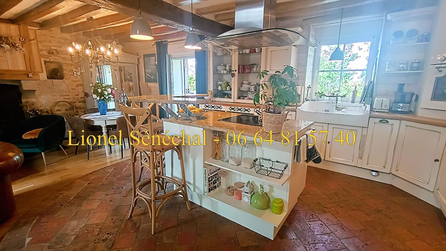 ALENCON Demeure de prestige rénovée et peu énergivore de 240 m2 habitables avec sa piscine chauffée et ses superbes dépendances sur une une parcelle de plus de 3 500 m2 à proximité des Alpes Mancelles 11