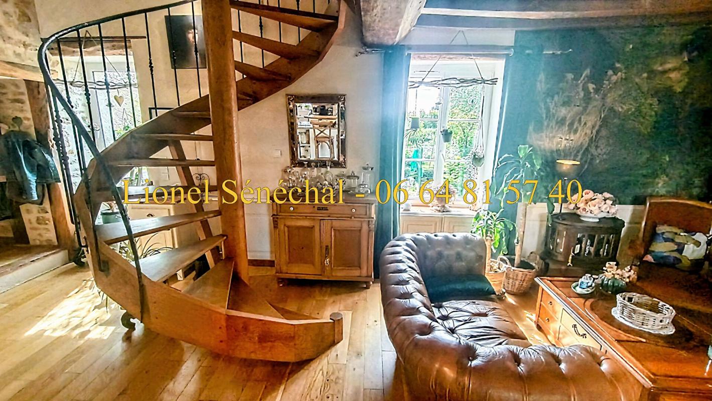 ALENCON Demeure de prestige rénovée et peu énergivore de 240 m2 habitables avec sa piscine chauffée et ses superbes dépendances sur une une parcelle de plus de 3 500 m2 à proximité des Alpes Mancelles 12