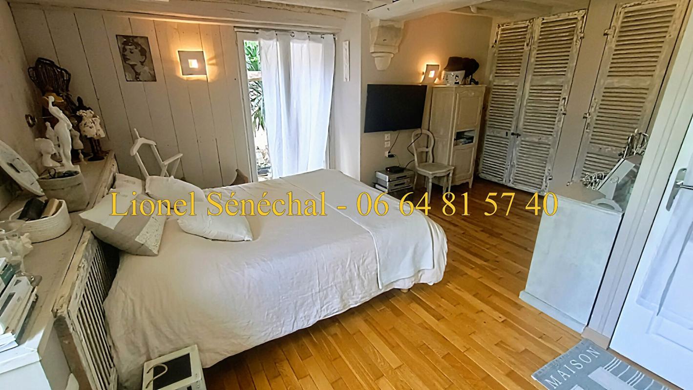 ALENCON Demeure de prestige rénovée et peu énergivore de 240 m2 habitables avec sa piscine chauffée et ses superbes dépendances sur une une parcelle de plus de 3 500 m2 à proximité des Alpes Mancelles 16